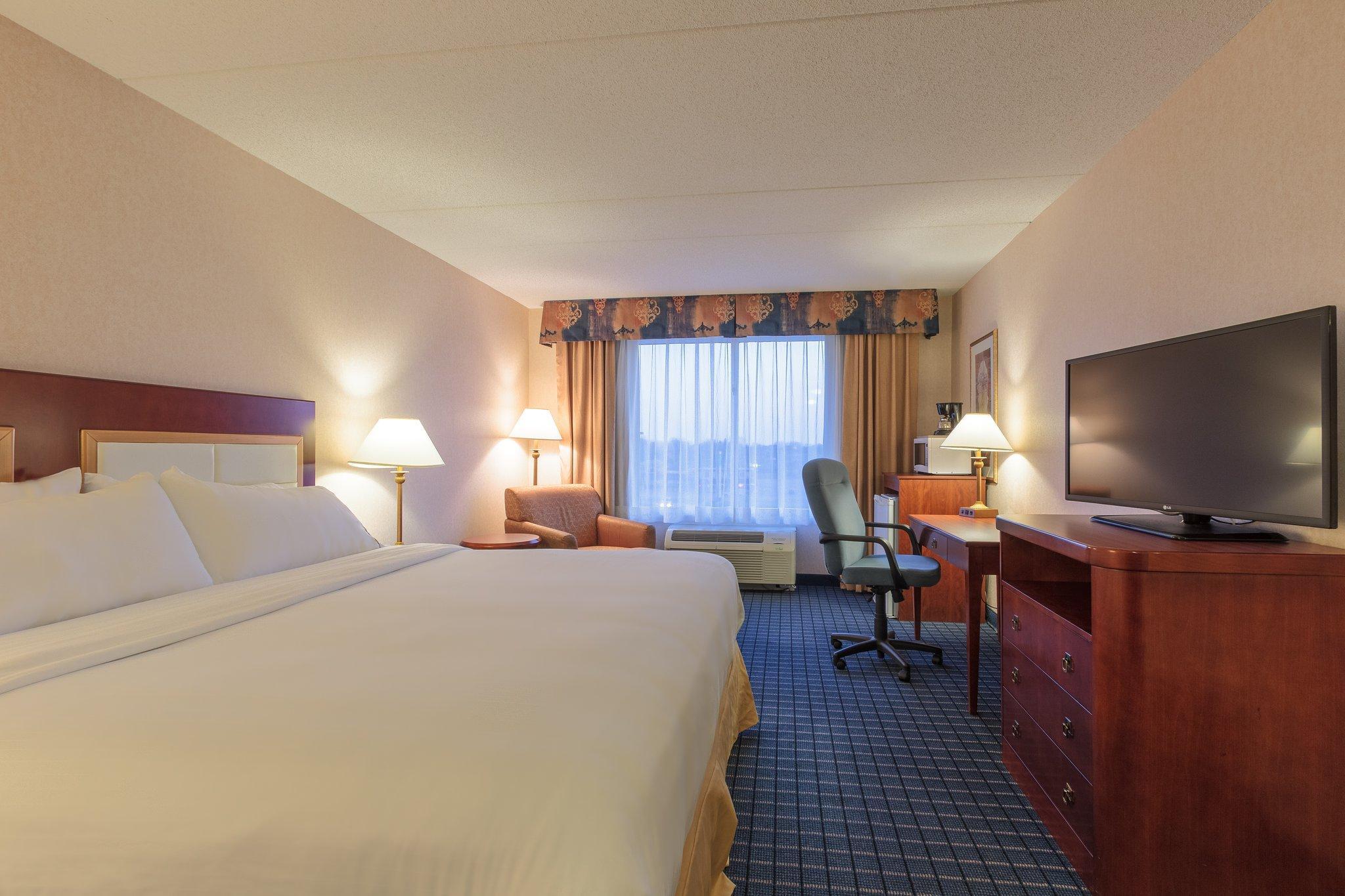 Holiday Inn Express & Suites - Belleville By Ihg Экстерьер фото