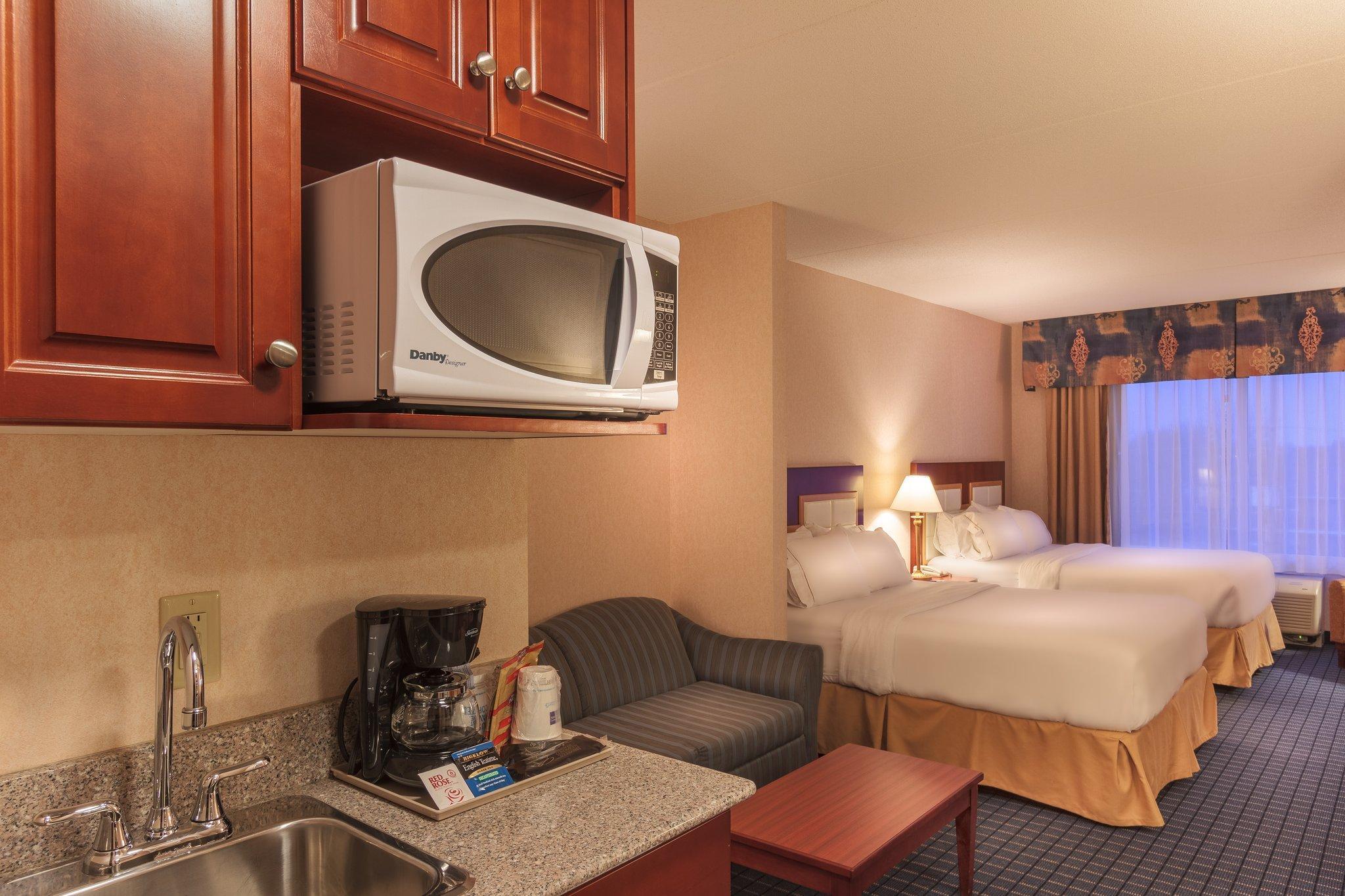 Holiday Inn Express & Suites - Belleville By Ihg Экстерьер фото