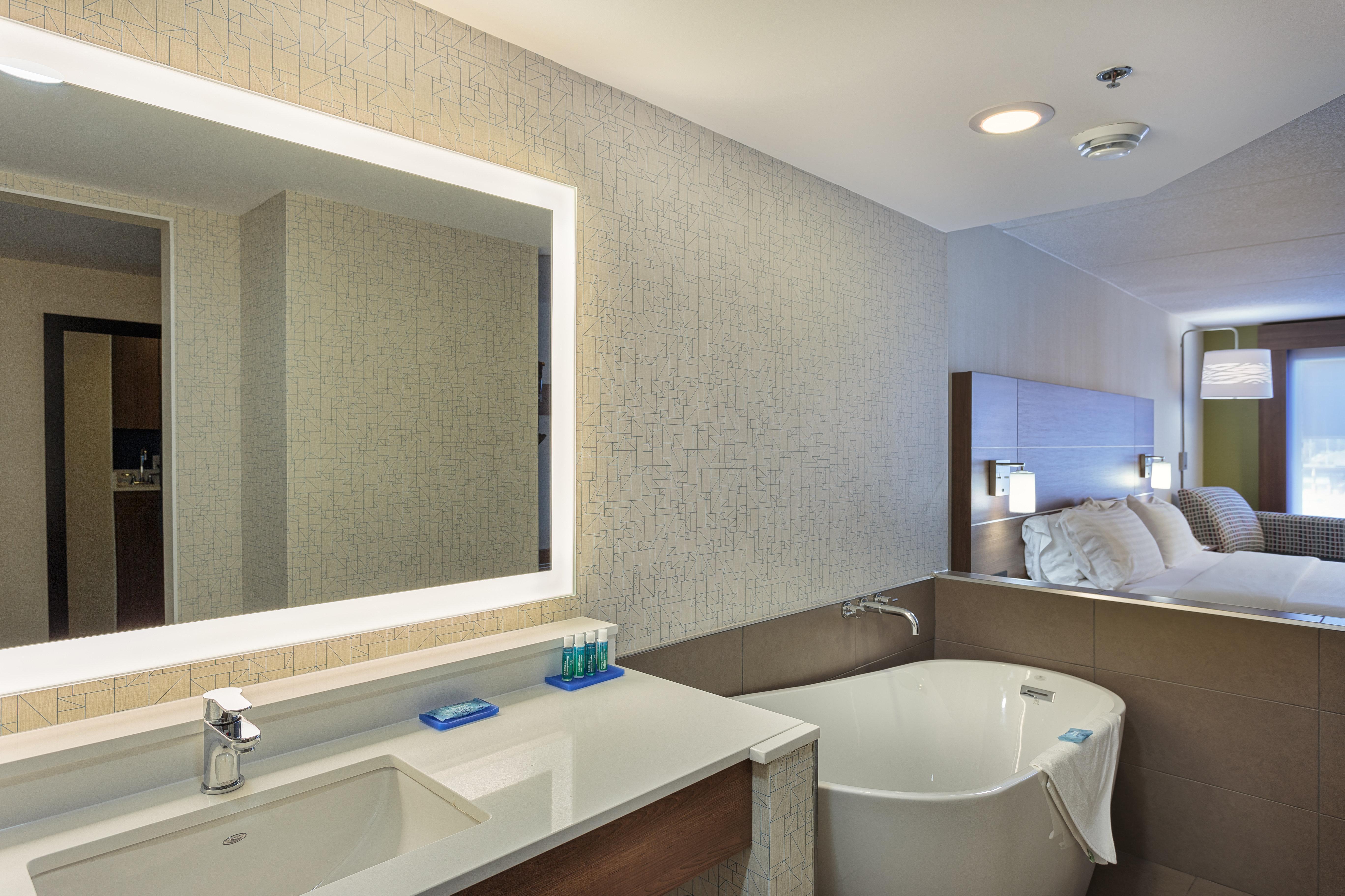 Holiday Inn Express & Suites - Belleville By Ihg Экстерьер фото