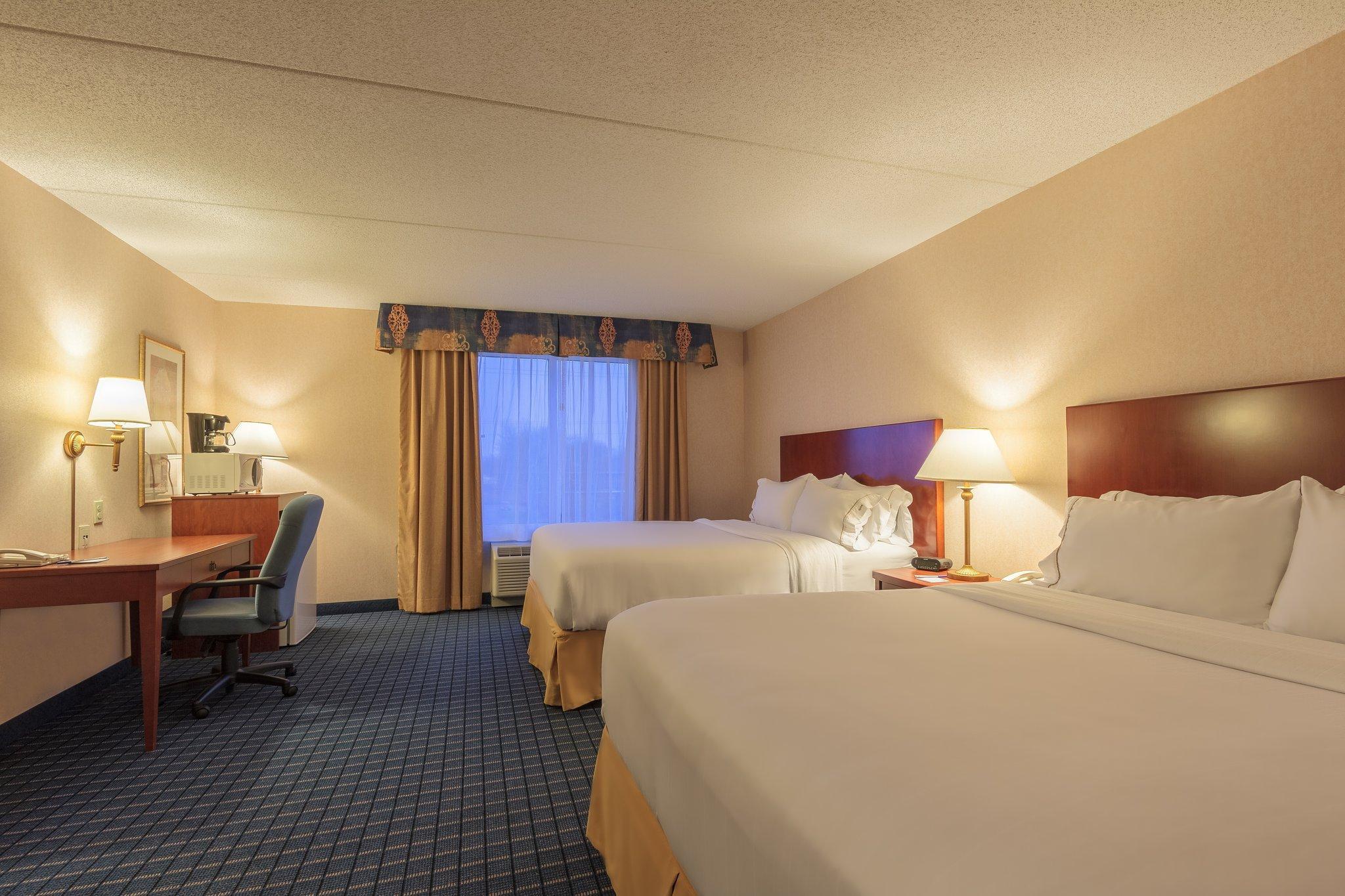 Holiday Inn Express & Suites - Belleville By Ihg Экстерьер фото