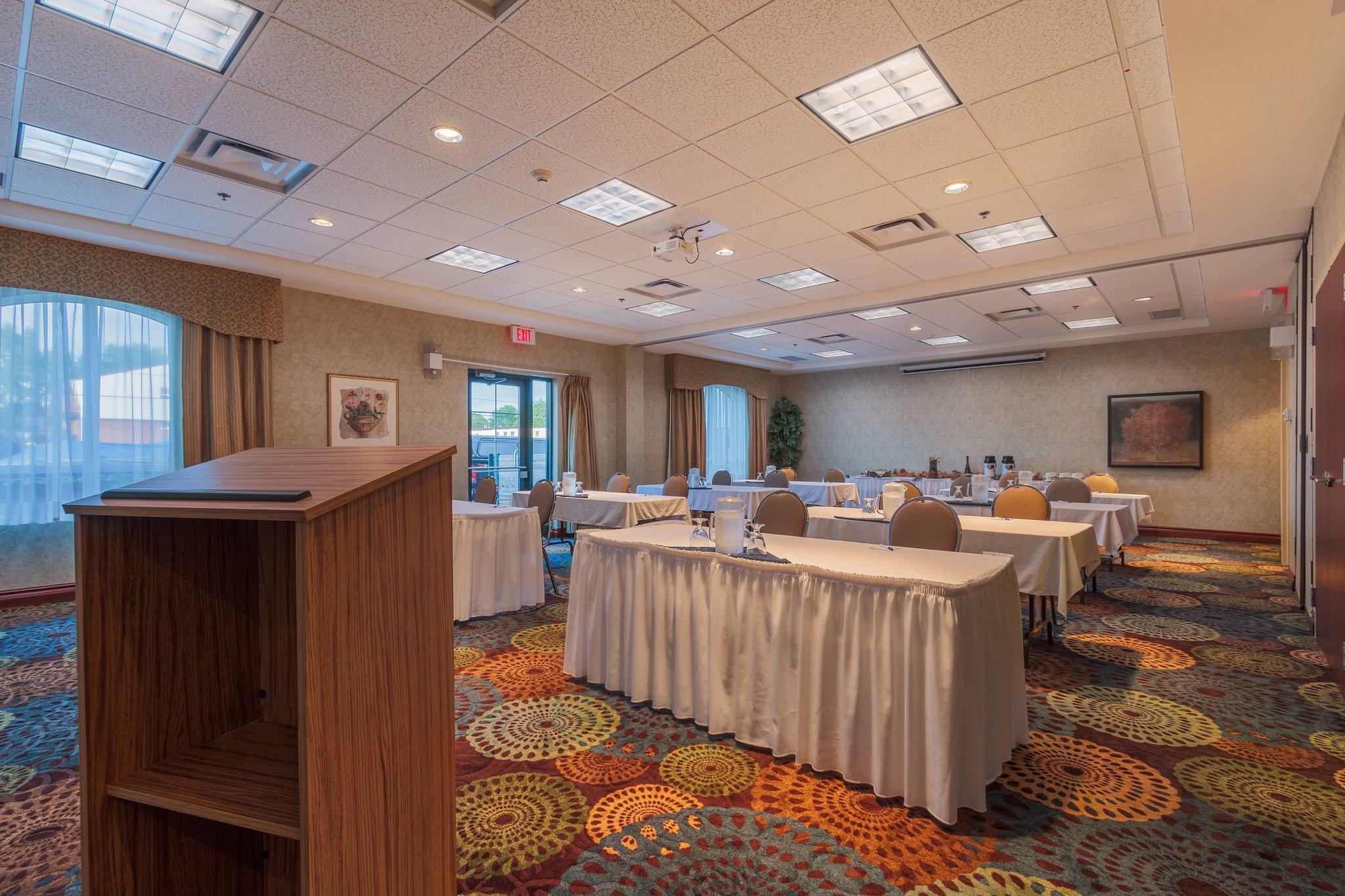 Holiday Inn Express & Suites - Belleville By Ihg Экстерьер фото