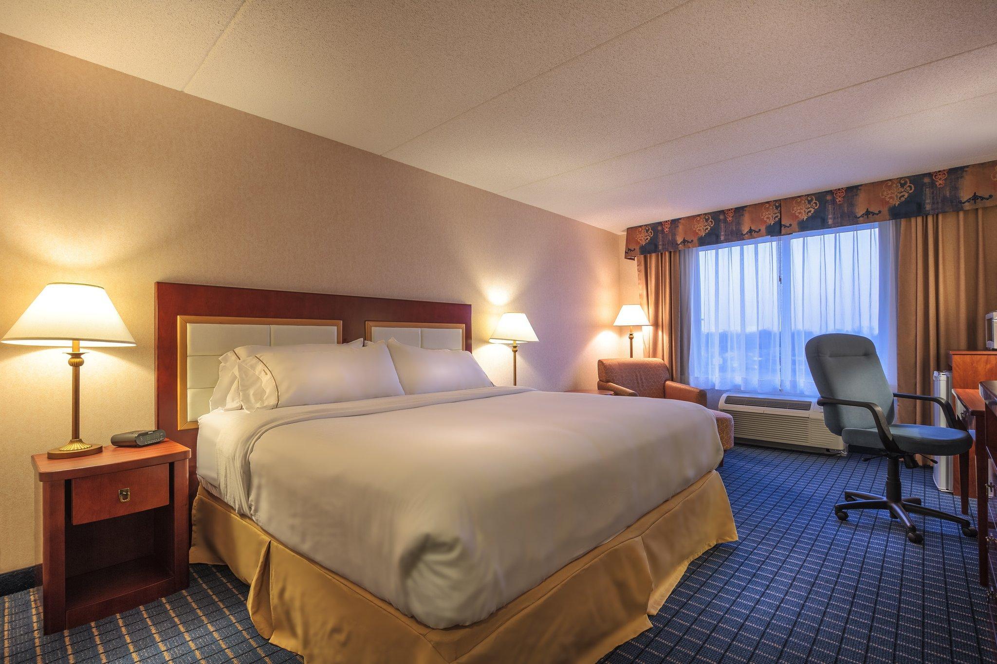 Holiday Inn Express & Suites - Belleville By Ihg Экстерьер фото