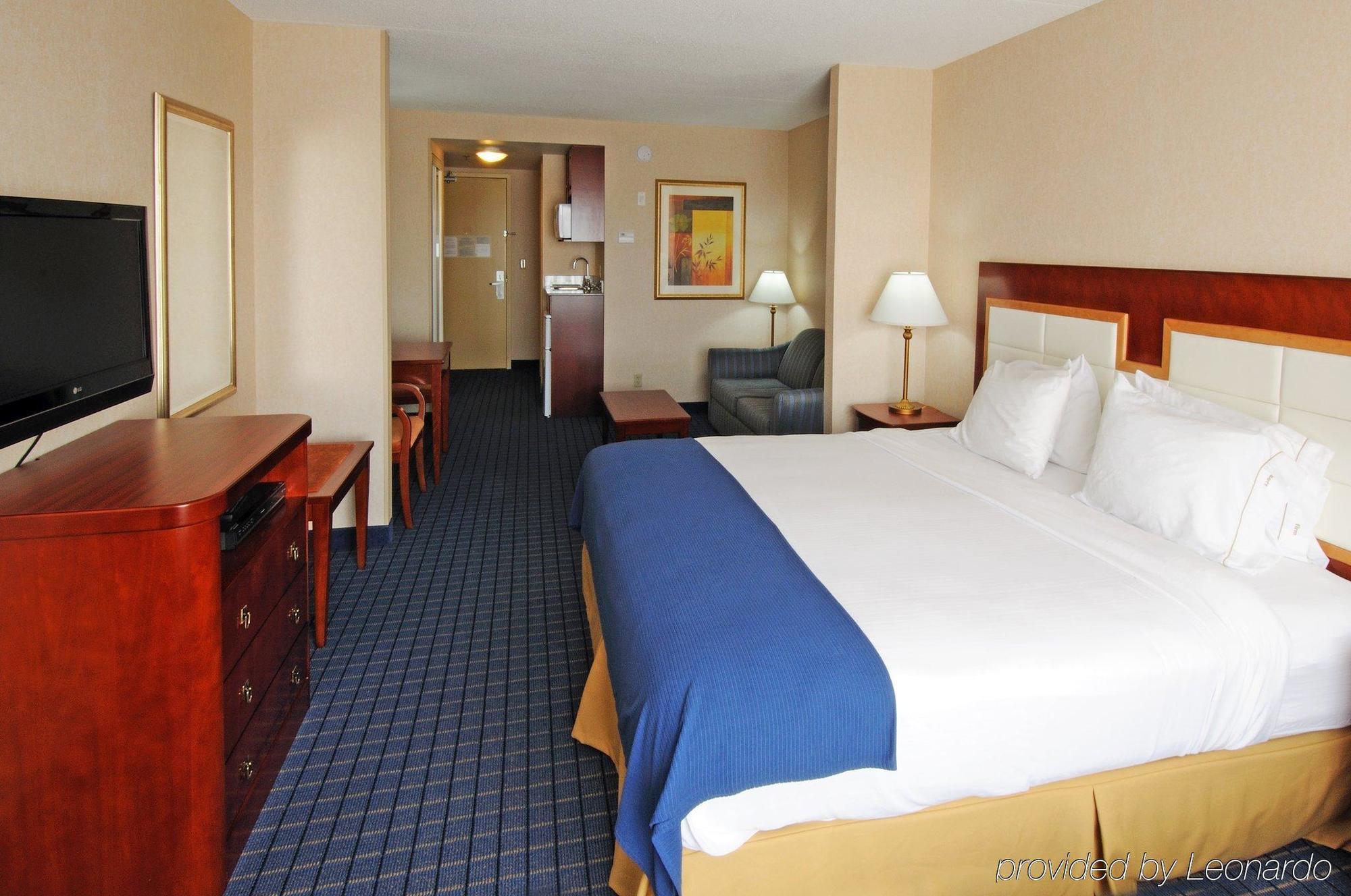 Holiday Inn Express & Suites - Belleville By Ihg Номер фото