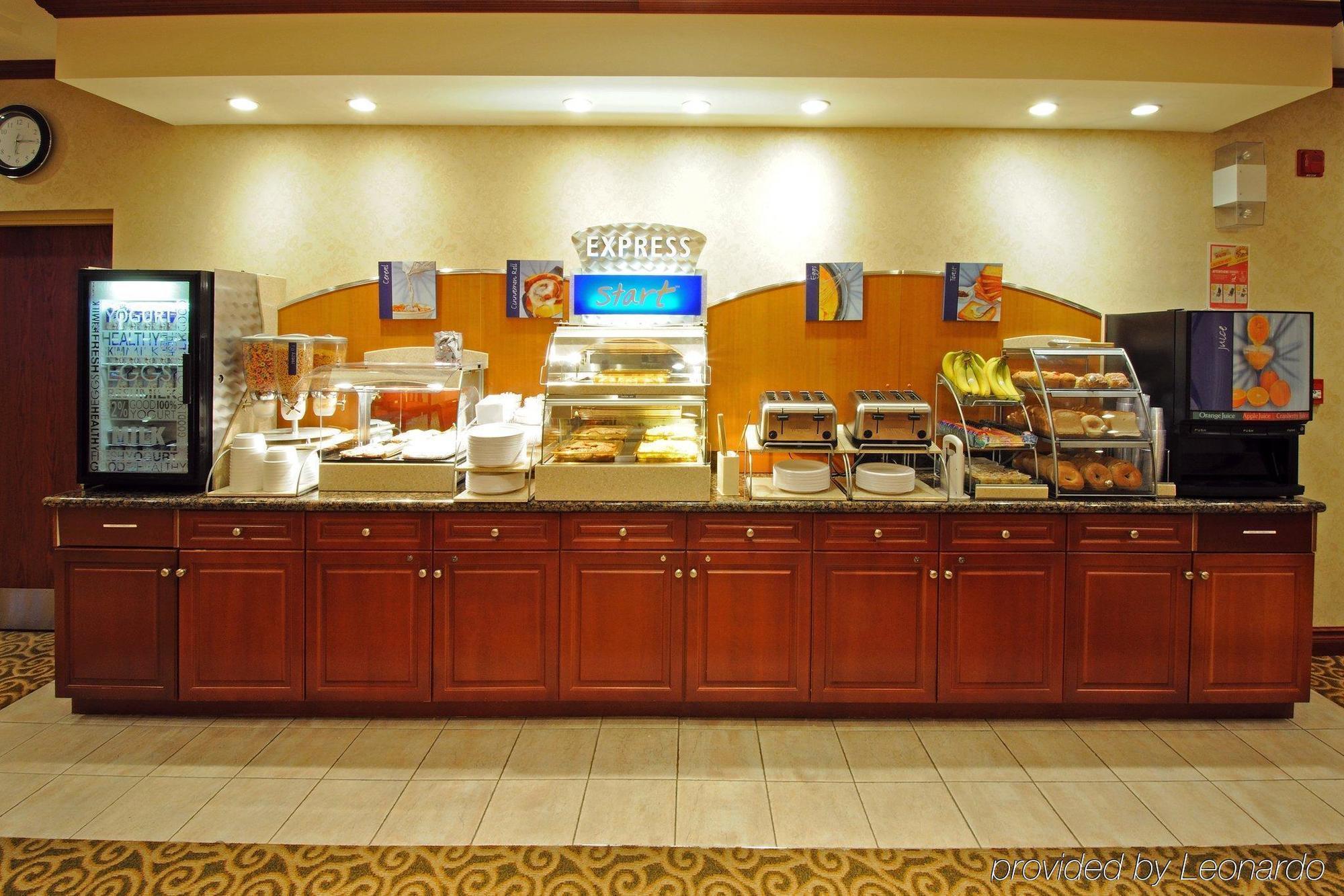 Holiday Inn Express & Suites - Belleville By Ihg Ресторан фото