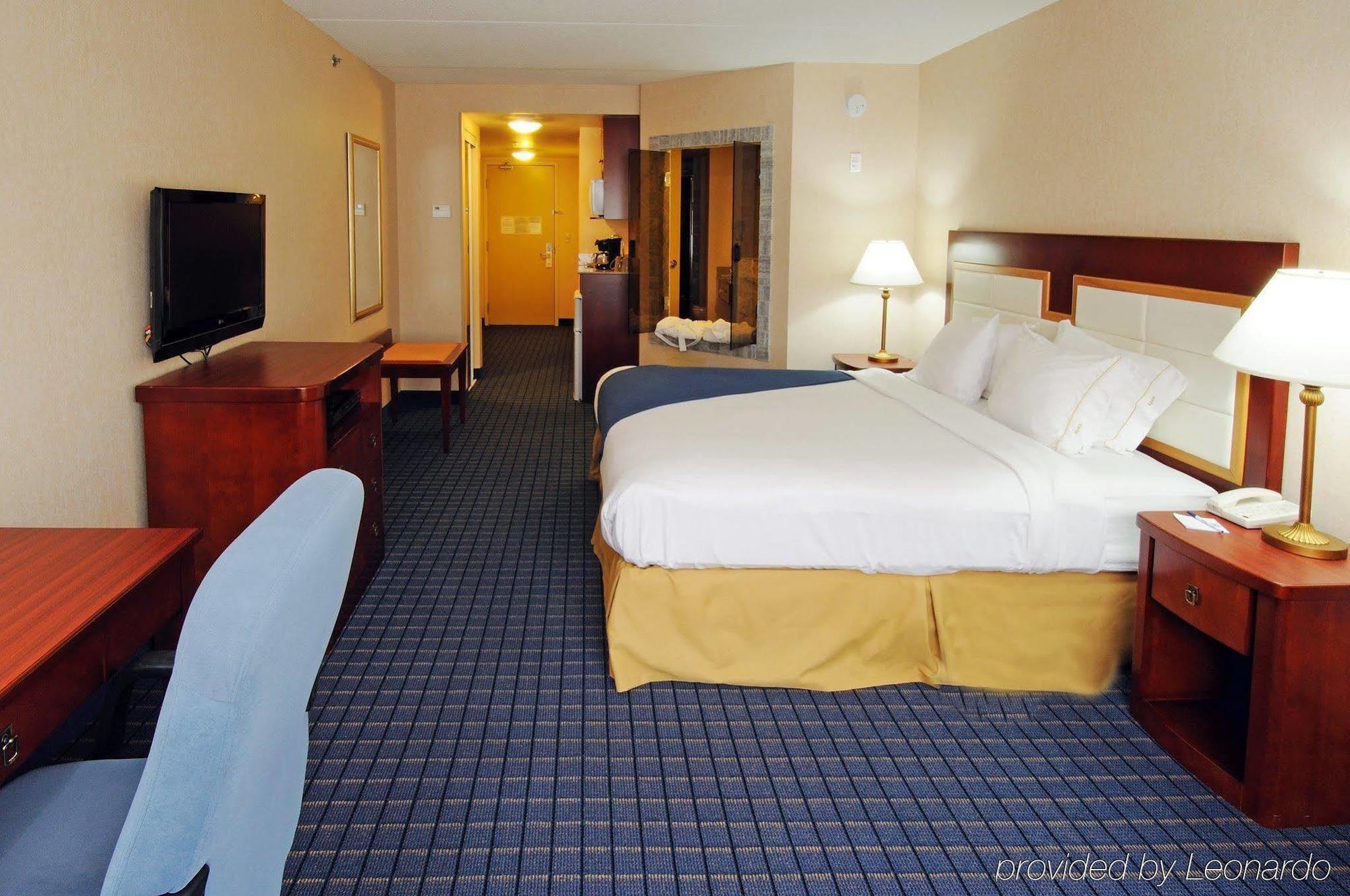 Holiday Inn Express & Suites - Belleville By Ihg Номер фото