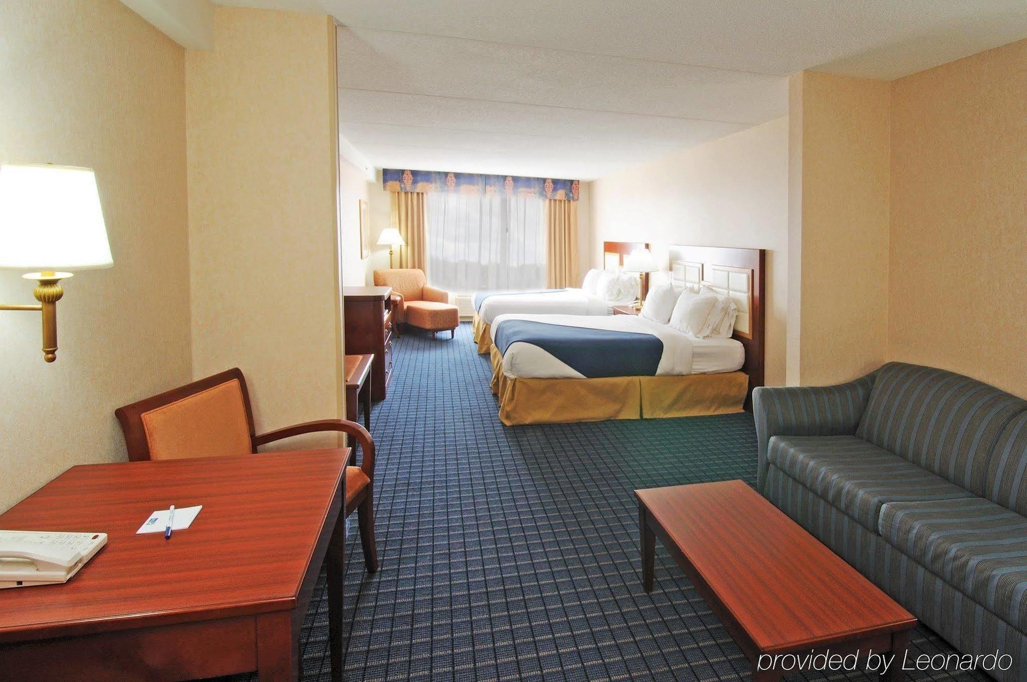 Holiday Inn Express & Suites - Belleville By Ihg Номер фото
