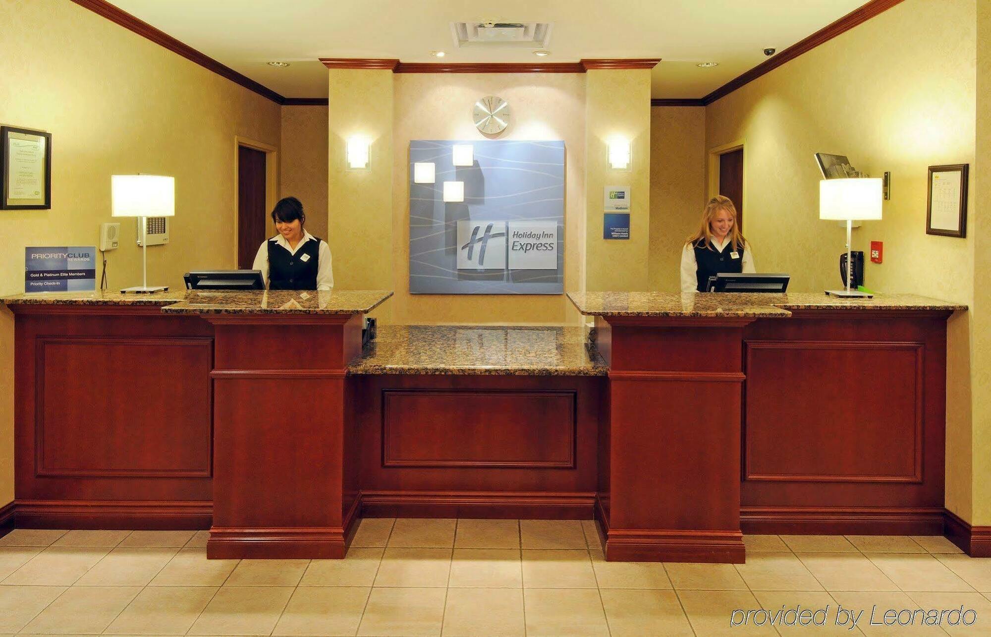 Holiday Inn Express & Suites - Belleville By Ihg Интерьер фото